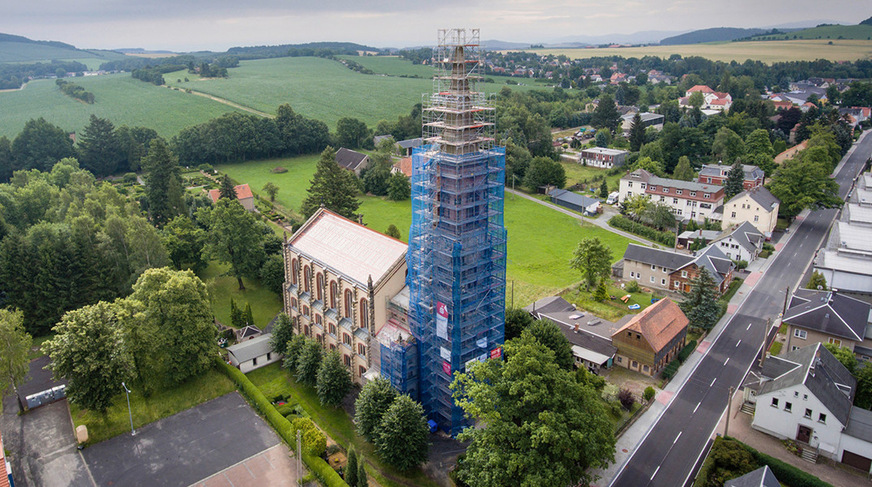 Bauen im historischen Bestand (hier an der Christus­kirche&nbsp;Leutersdorf) ist herausfordernd.&nbsp;Digitale Bauzeiten­planer sorgen für mehr Terminsicherheit