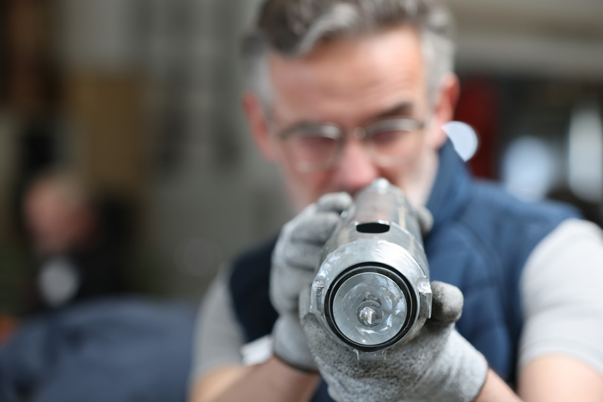 Flugrichtung stimmt! Ein Workshopteilnehmer beim Ausrichten der Rumpfsegmente