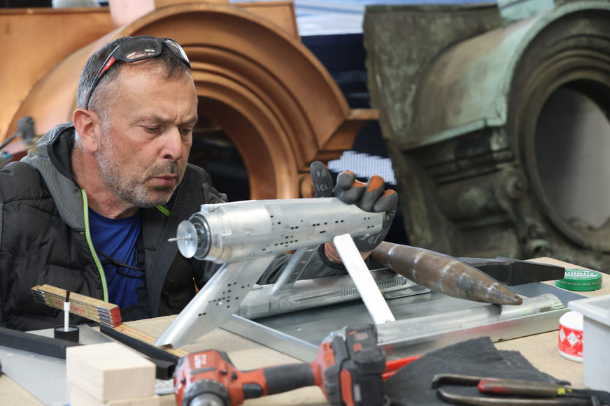 Zwei Ochsenaugen beobachten Christoph Egger beim Raumschiffbau. Weitere Workshopbilder gibt es weiter unten in diesem Artikel…