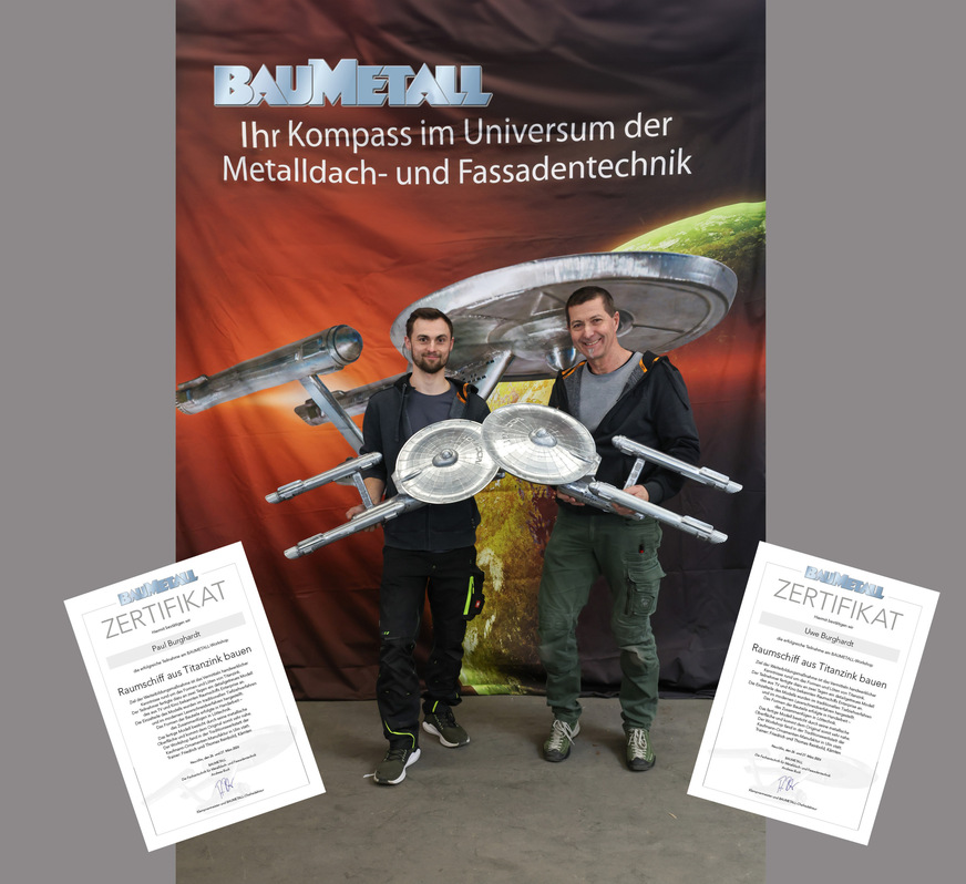 Vater + Sohn: Die stolzen Flaschnermeister Paul und Uwe Burghardt mit ihren Spengler-Raumschiffen und den dazugehörenden Zertifikaten&nbsp;