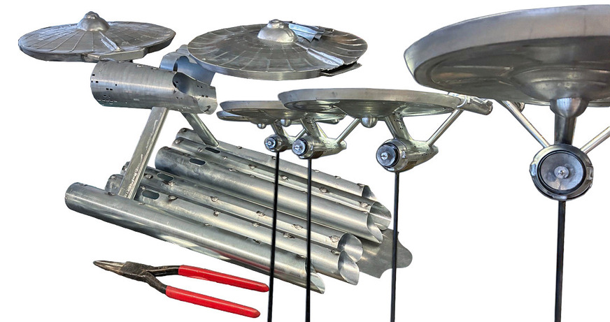 Drei Welten, oder auf Verlobung folgt Hochzeit: Bauteile der Ornamentenspengler von Kaufmann und der Laserspezialisten der Spiegel AG werden per Löttechnik miteinander verbunden.&nbsp;Auf der Dach + Holz wird das ca. 80 cm lange Titanzink-Raumschiff verlost