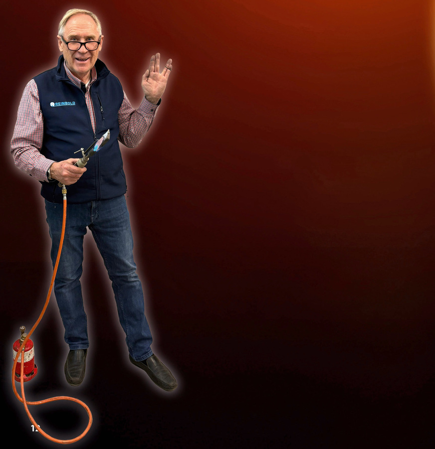 Zwei Welten, ein Gruß: ­Hier die&nbsp; Leidenschaft im Zeichen des&nbsp; brennenden Lötkolbens, dort&nbsp; Friedrich „Scotty“ Reinbold, der die Allianz aus traditioneller Technik und Zukunft besiegelt