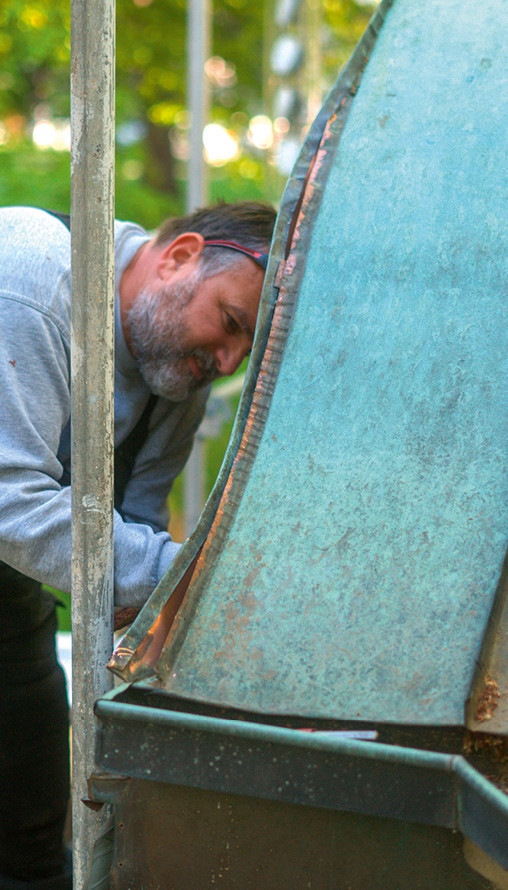 Der Freiraum zwischen Gerüst und Falzdach war stellenweise sehr knapp