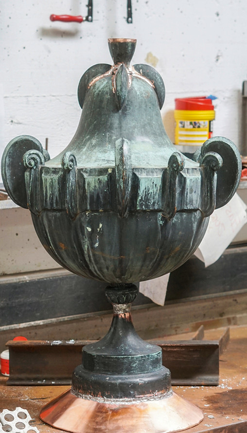 Neuer Sockel am historischen Dachschmuck