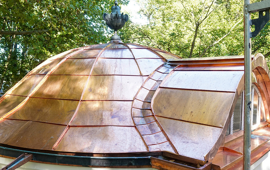 Das fertige Dach sowie die individuell hergestellte Faltenkehle