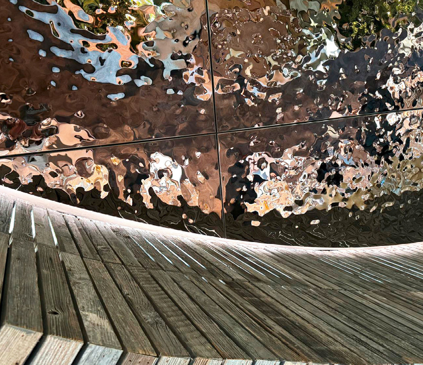 Hat fast schon etwas Lebendiges: die Spiegelungen in der Deckenbekleidung