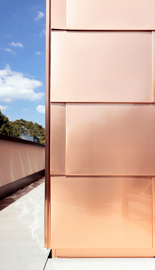 Die Kupferfassade überzeugt mit durchdachter Schindeleinteilung und dazu&nbsp;passenden Anschlussdetails