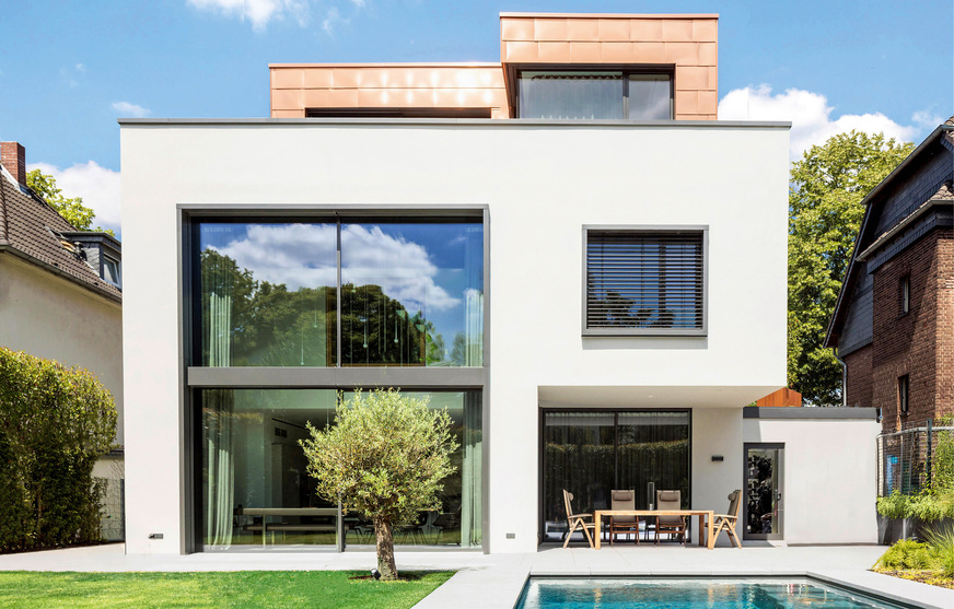 Zum Garten hin zeigt sich der Neubau offen