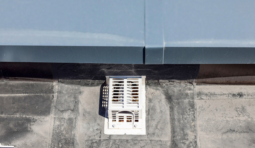 Auf dem nicht einsehbaren Flachdach geht es um (Abfluss-)Leistung. Durch die Wahl der Loro-Duoflux-Attika-Direktabläufe genügen zwei Ablaufpunkte, um die gesamte Fläche sicher zu entwässern