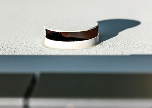 Elegant: Die „Wuppertaler Blende“ im Farbton des Fassadenputzes ist von unten geschlossen und fügt sich so harmonisch in die Fläche ein