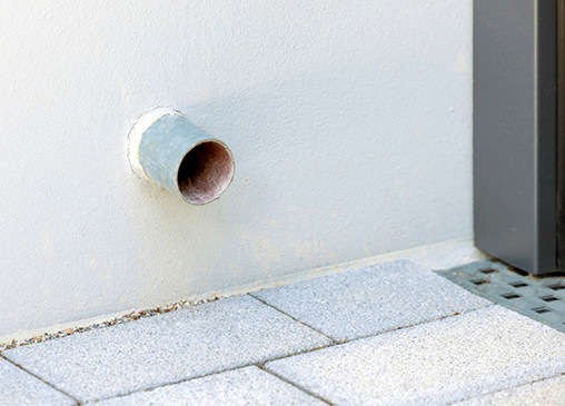 Minimaler Fassadendurchbruch für die Notentwässerung mit einem schmalen DN-50-Rohr