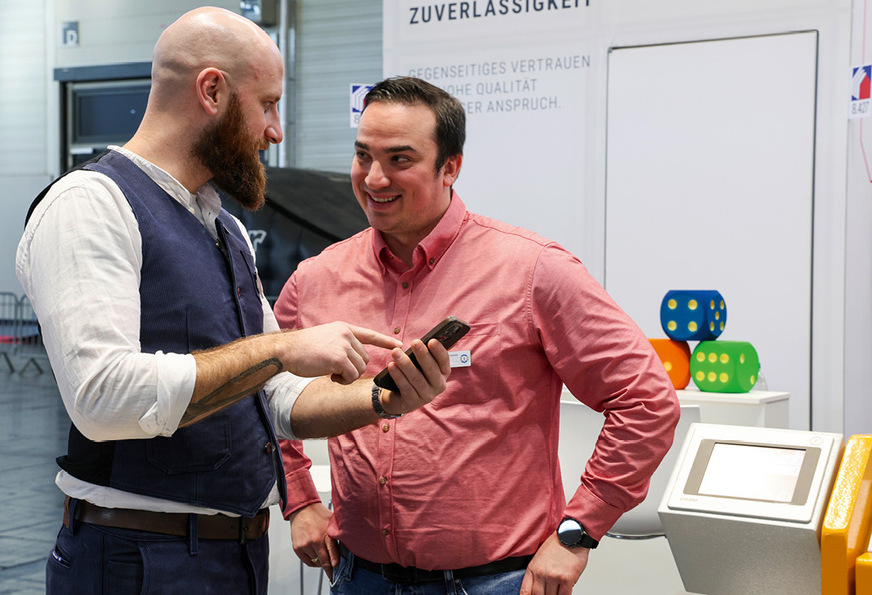 Spenglermeister John-Marc Hamann und Philipp Dronia von RAS