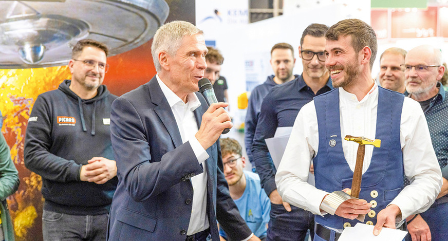 Chef-Baumetaller Andreas Buck gratuliert Marvin Bürger zum ersten Platz