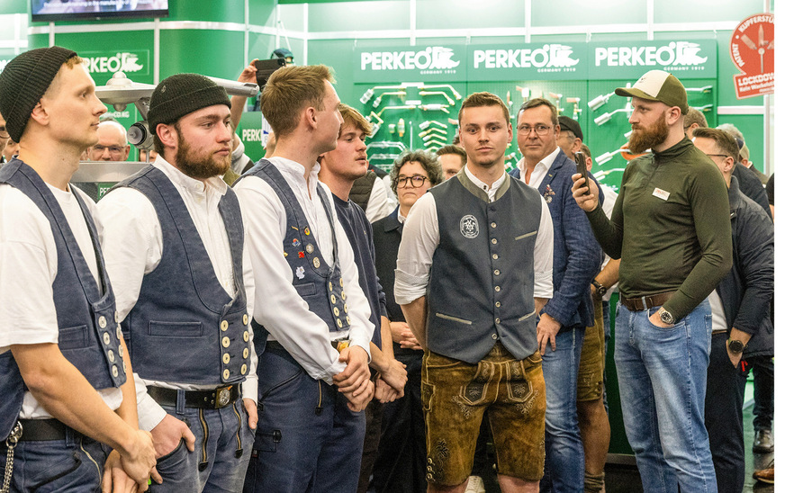 Juror John-Marc Hamann (r.) sendet einen Livestream von der Preisverleihung und den Preisträgern