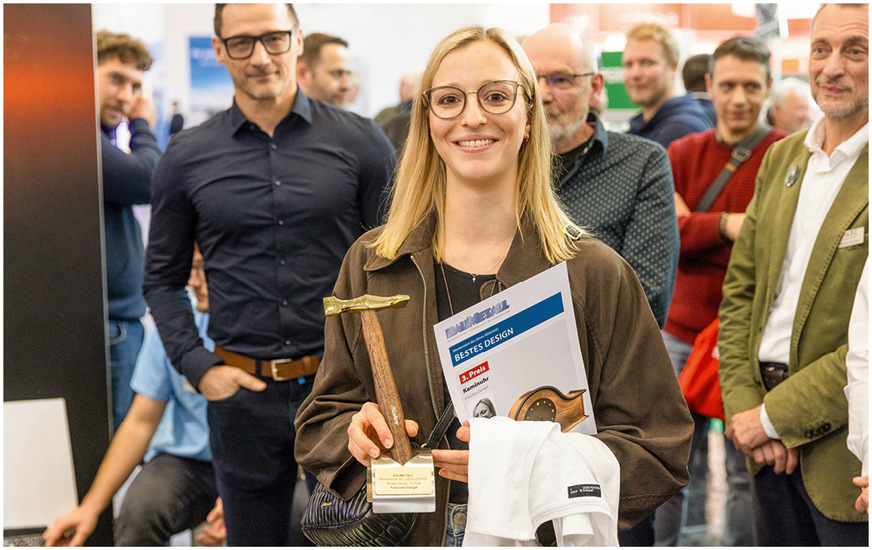 Franziska Dangel freut sich über ihre Bewertung und ihren Meisterhammer