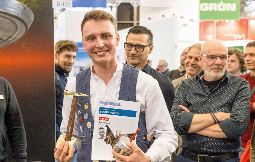 Dennis Gramm mit Hammer, Auszeichnung und Rohraufweiter von M.A.S.C.