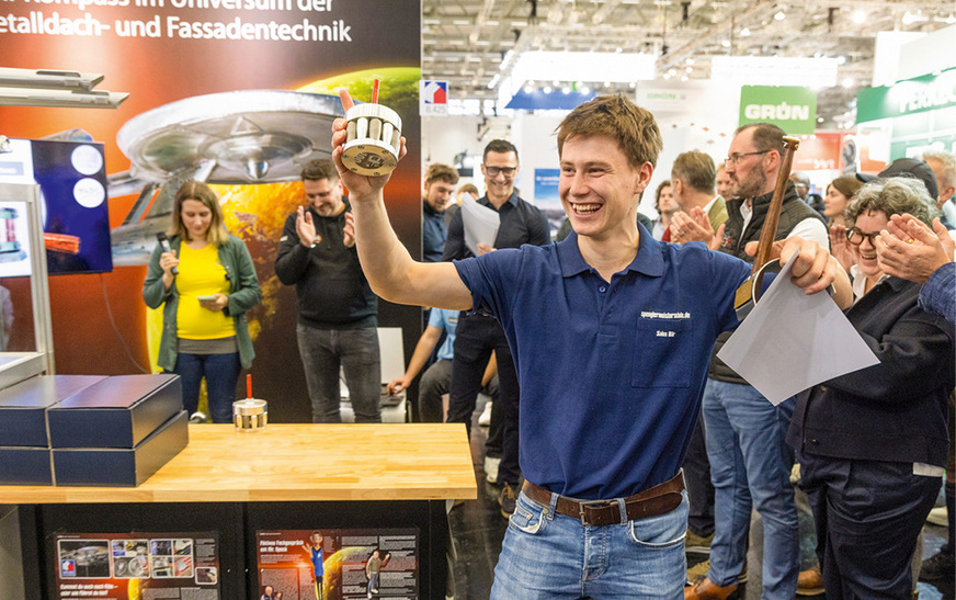 Im Freudentaumel: der Blechtrommelbauer Sales Bär