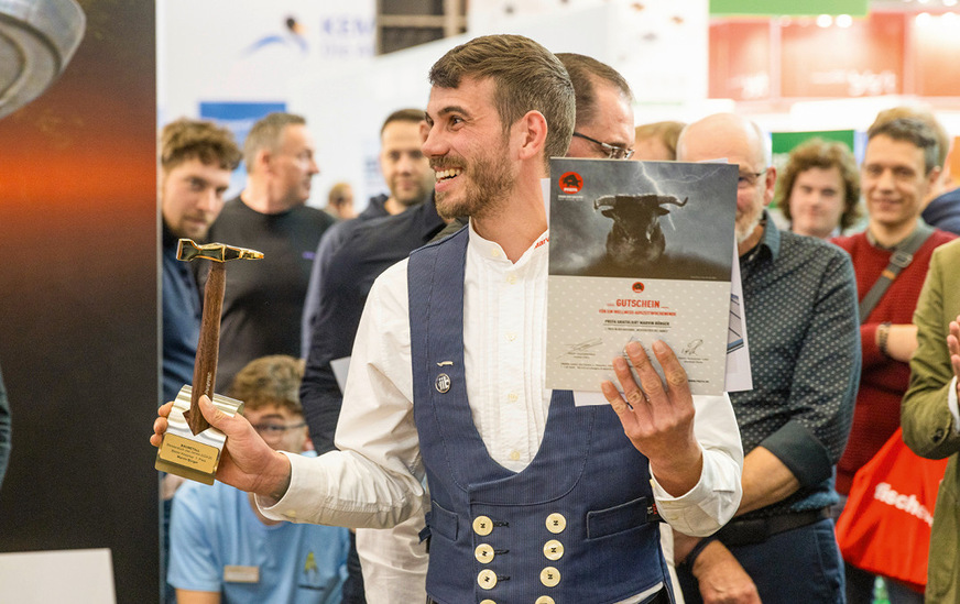 Marvin Bürger mit Gold-Hammer und Prefa-Gutschein