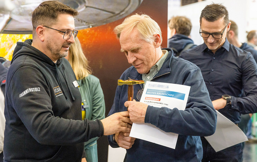 Daniel Gasperi überreicht den Sonderpreis an Friedrich „Scotty“ Reinbold