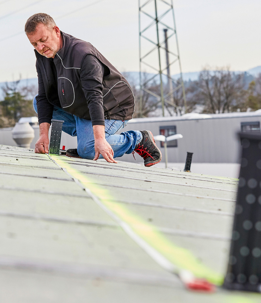 Zunächst wurden die alten Bitumenbahnen und die Dämmebene entfernt und anschließend die E-Klipphalter von Kalzip montiert