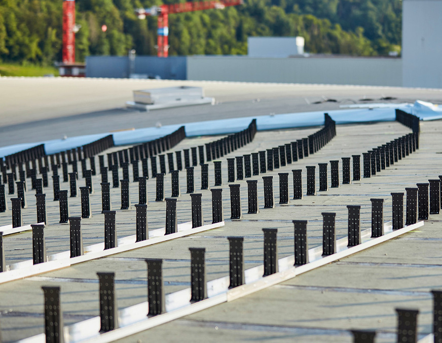 Abertausende per Metallschablone exakt positionierte E-Klipps&nbsp;bilden die Montagegrundlage für die Metallbedachung