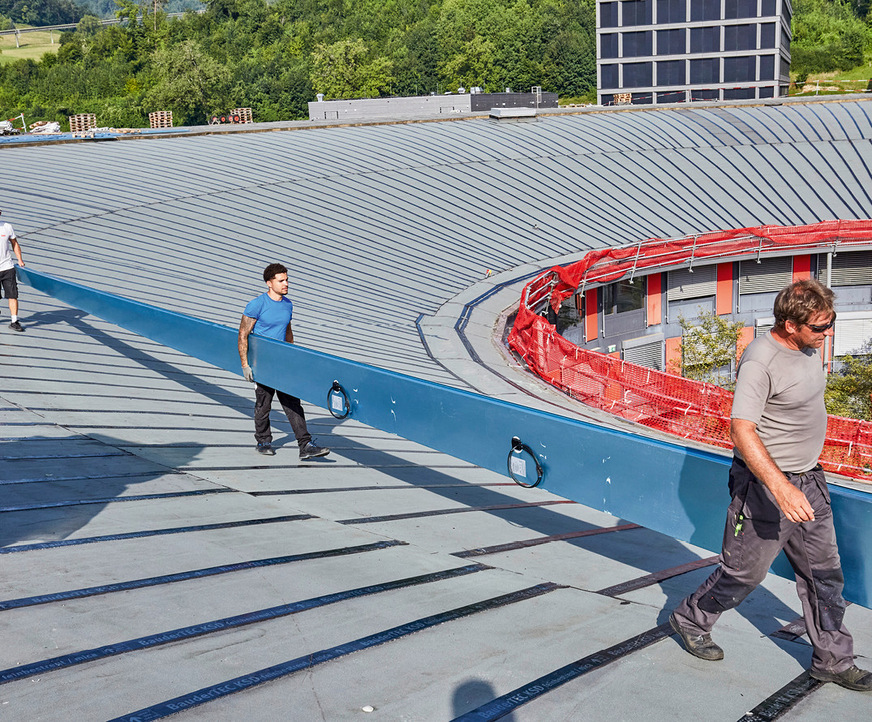 Da﻿cheindeckung inklusive PV-Modulen: Die AluPlusSolar-Profiltafeln erwiesen sich auch beim Handling auf der Baustelle als einfach zu verbauende Lösung
