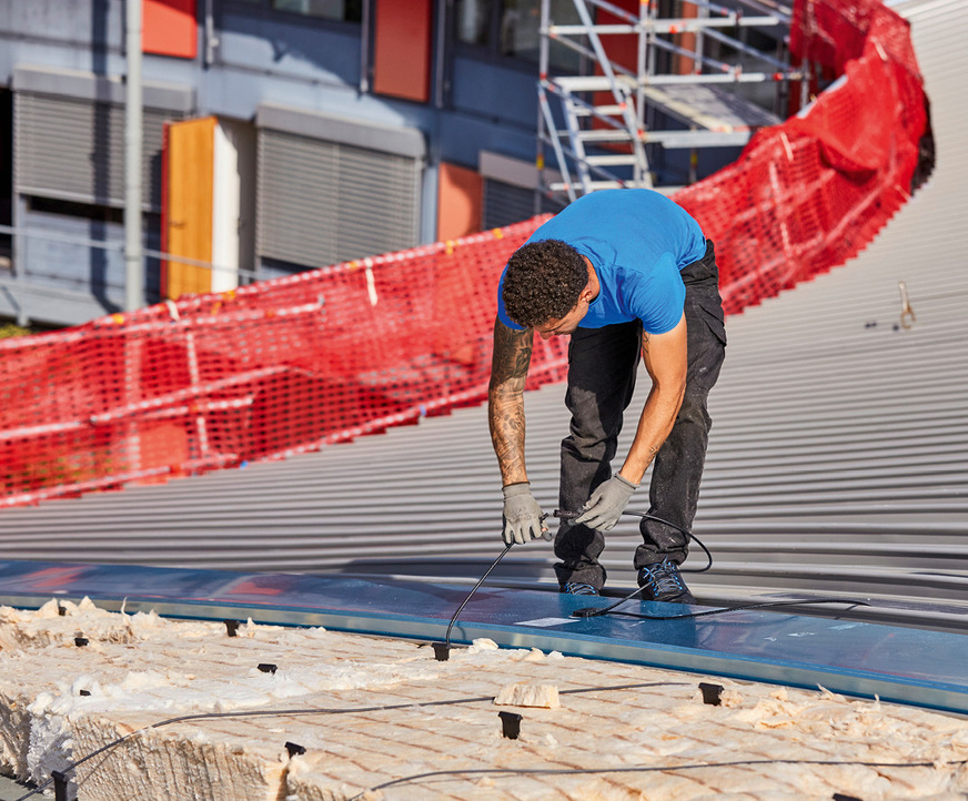 Unter den Profiltafeln befindliche Anschlüsse ließen sich schnell und&nbsp;einfach in Reihe schalten