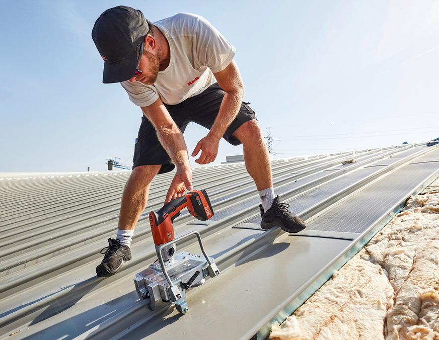 Die Bördel der Profilbahnen werden mithilfe einer Bördelmaschine&nbsp;fest miteinander verbunden