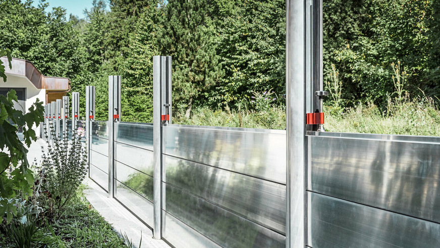 Prefa-Hochwasserschutz an einer Grundstücksgrenze