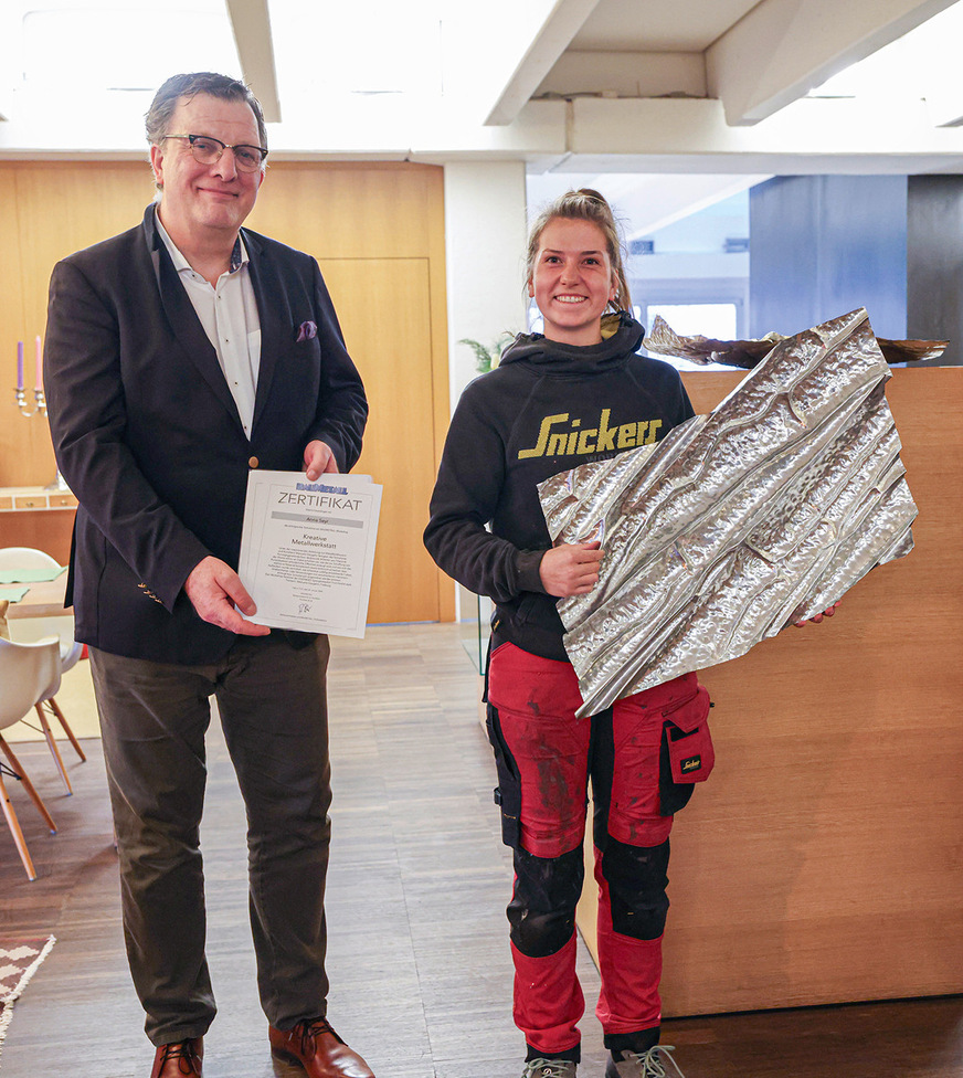 Marcus Schnabel überreicht Anna Seyr das Workshop-Zertifikat