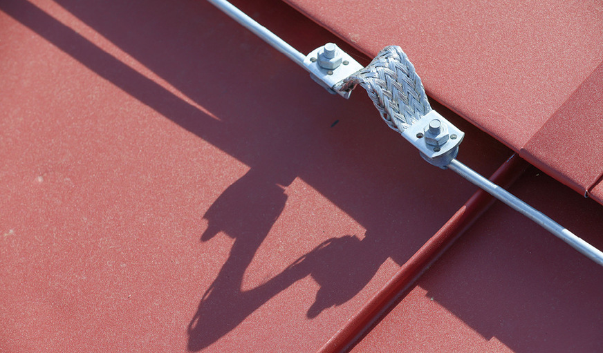 Ein flexibler Stoßverbinder ermöglicht die Querdehnung des Blitzschutzsystems