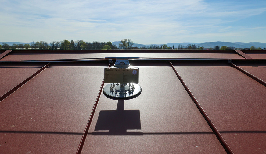 Blick vom Aluminiumdach in Iffezheim auf die&nbsp;Berge des Südschwarzwalds