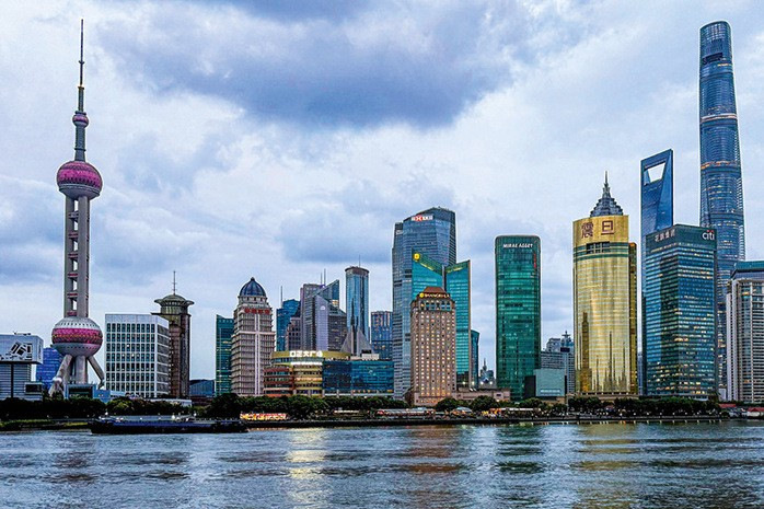 Am Huangpu-Fluss: Die atemberaubende Skyline von Lujiazui in Shanghai mit den höchsten Wolkenkratzern der Stadt wird vom ikonischen Oriental Pearl Tower (Fernsehturm, li) dominiert