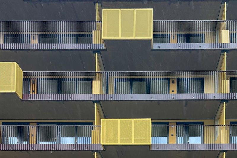 Die Paneele verbinden funktionale Anforderungen wie Sicherheit, Sichtschutz und Witterungsbeständigkeit mit einer klaren architektonischen Gestaltung. Durch die gleichmäßige Perforation entsteht eine hochwertige Fassadenoptik, die dem Wohngebäude eine moderne und zugleich strukturierte Erscheinung verleiht.