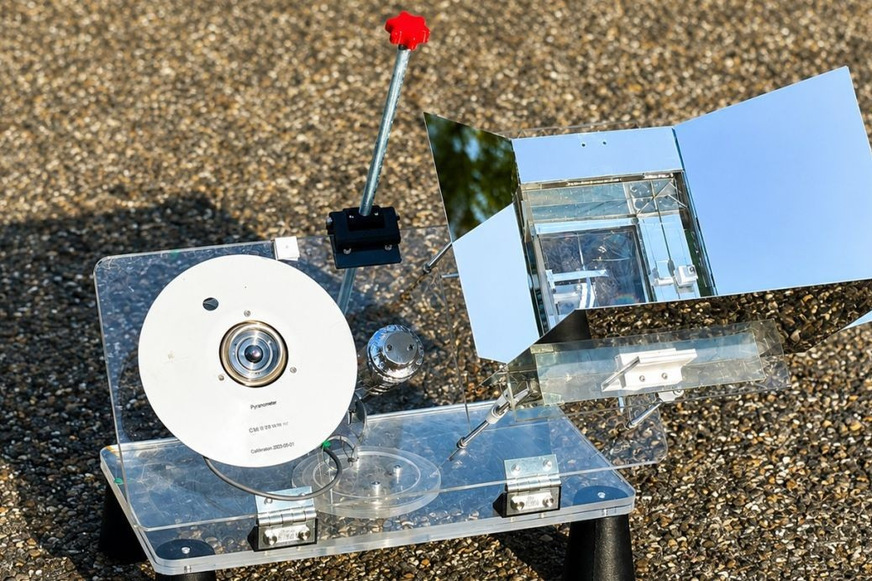 Prototyp eines hybriden Strahlungskühlungs- und Solarsystems zur gleichzeitigen Erzeugung von Strom, Wärme und Kälte.