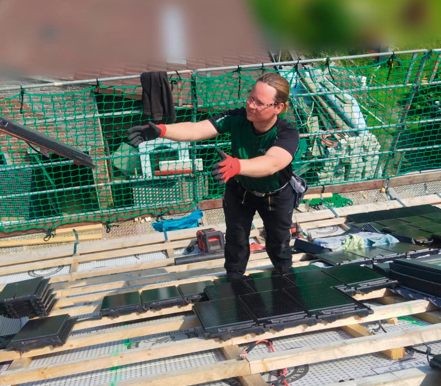 Eindecken einer Dachfläche mit Solardachziegeln