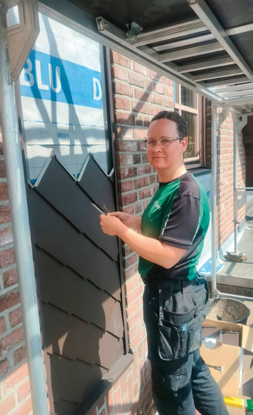 Kann auch Klempnertechnik: Coletta Giltz bei der Montage von Prefa-Aluminiumrauten