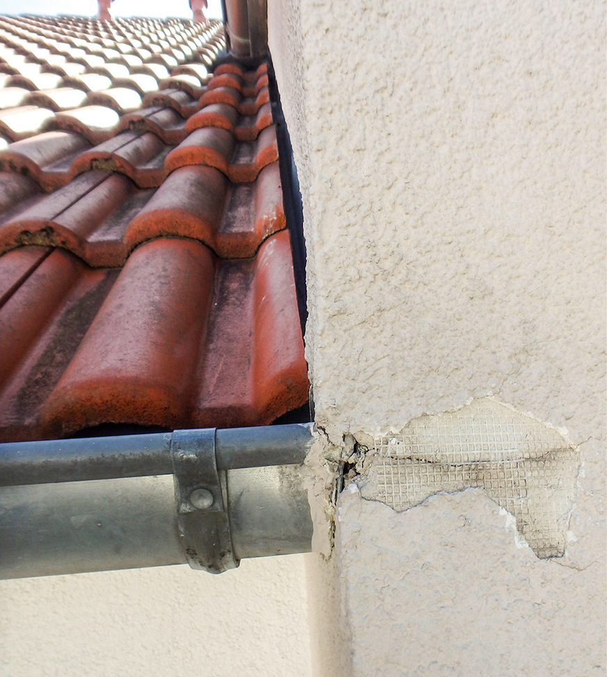 Typisches Schadensbild, wenn die Grundsätze der Längenausdehnung nicht berücksichtigt werden. An dieser Stelle möchte ich auf Seite 65 verweisen. Herbert Schlenker hatte zu seiner Zeit schon darauf hingewiesen, dass ein Rinnenboden Freiraum zum Mauerwerk benötigt und dass auch an den Rinnenhaltern die Rinnenwulst nicht eingeklemmt werden sollte