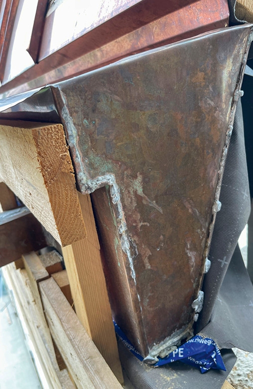 ... dass sich solche Ausführungsmängel nicht wiederholen. Die Rinne soll wasserdicht sein (l.), und Scharen (r.) sollten sich ungehindert ausdehnen können. Den Festhaft ganz unten zu setzen, ist da ebenso wenig hilfreich wie der großzügige, aber unzulässige Abstand zum nächsten Schiebehaft