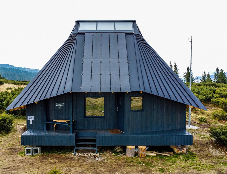 Schutzhütte in den Karpaten mit Prefalz-Aluminium