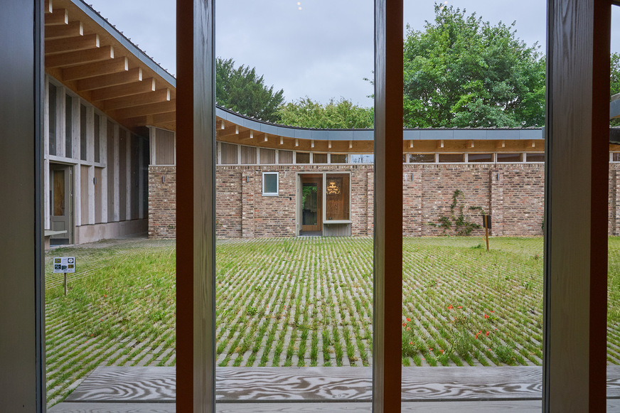 Der Innenhof des Heritage Quad bildet das Zentrum der Anlage. Die radial angeordnete Dachfläche führt das Regenwasser in Richtung Hof.&nbsp;