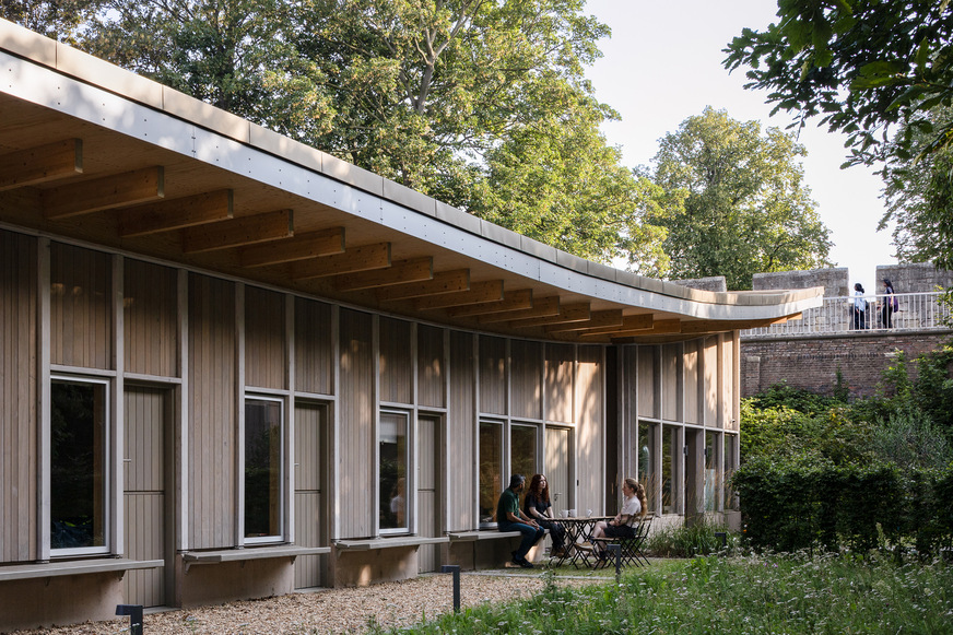 Dach und Fassaden im Innenhof des Heritage Quad greifen gestalterisch ineinander.&nbsp;