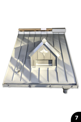 „Pultdach mit Satteldachgaube und Dachhaken“, vorbewittertes Titanzink, Schattenfugen und Doppelstehfalztechnik