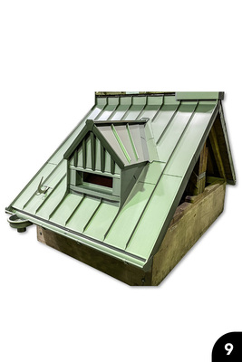 „Pultdach mit Satteldachgaube und Dachhaken“, vorbewittertes Titanzink, Leistendeckung und Doppelstehfalztechnik