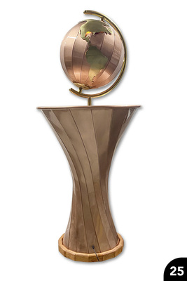 „Beleuchteter Globus mit hohem gedrehtem Sockel“, Kupfer, 2,5-fach verdrehte Falztechnik, Wulstabschlüsse, Löttechnik