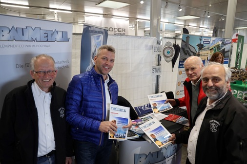 Die SMV-Delegation „überfällt“ den BAUMETALL-Stand bei Kaufmann: Xaver Stark, Norbert Heinzlmeier, Engelbert Heinzlmeier und Werner Fünfer