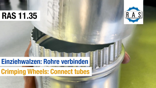 Durch die Einziehwalzen lassen sich Rohre ineinander stecken. Die Vornehmwalzen V formen zuerst eine Anschlagsicke. Danach verjüngen die Einziehwalzen Durchmesser eines Rohres. Nun lässt sich ein zweites Rohr darüber stecken