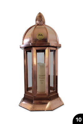 Windlicht mit abnehmbarer gefalzter Kuppel. Segmentierter, geschwungener, gelöteter Sockel mit Drahteinlage. Zwischenstreben gesteckt. Cu 0,6 mm&nbsp;