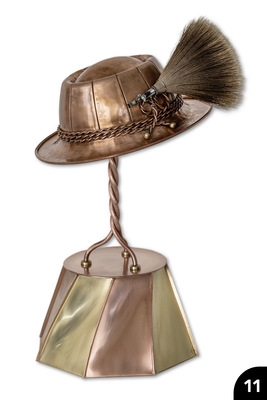 Kupferhut mit zwölf nach innen gefalzten Segmenten. Hutständer mit acht gedrehten nach außen gefalzten Segmenten. Cu + CuZn