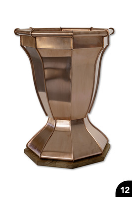 Meisterkessel mit Sockel: Acht geschwungene, gefalzte Segmente mit gefalzten Wulstabschlüssen. Cu